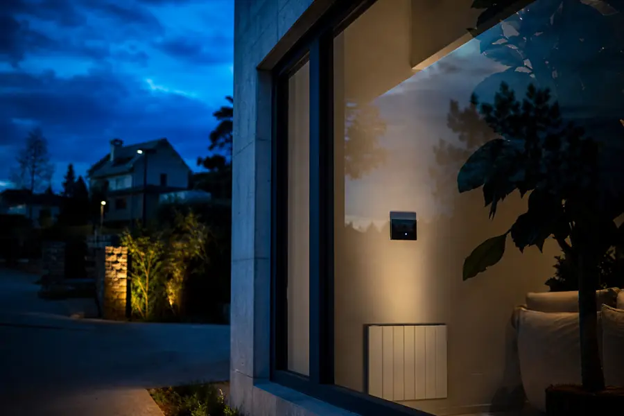 Maison individuelle neuve au crépuscule illustrant les choix de chauffage imposés par la RE 2020.