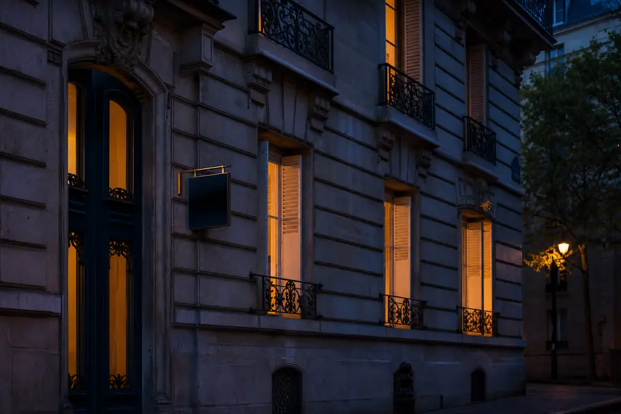 Façade d'un immeuble résidentiel français avec un panneau à vendre, suggérant un achat de bien locatif occupé.