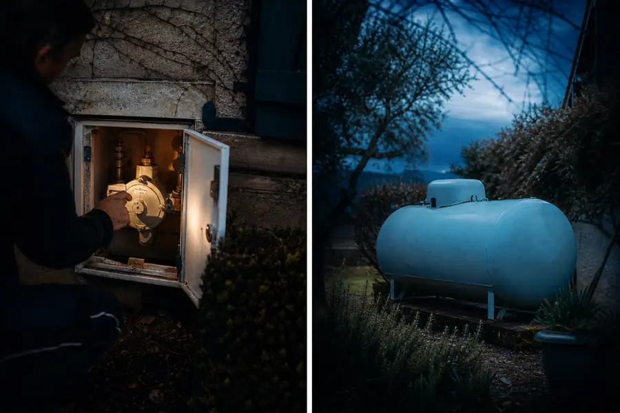 Compteur de gaz naturel GRDF et citerne de propane visibles côte à côte près d'une maison individuelle française.